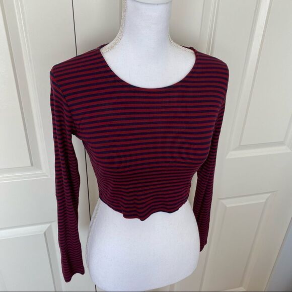 Lisakai Long Sleeve Crop Top - Picture 2 of 11